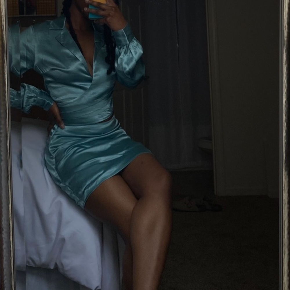 - Satin blue set - Picture 2 of 4